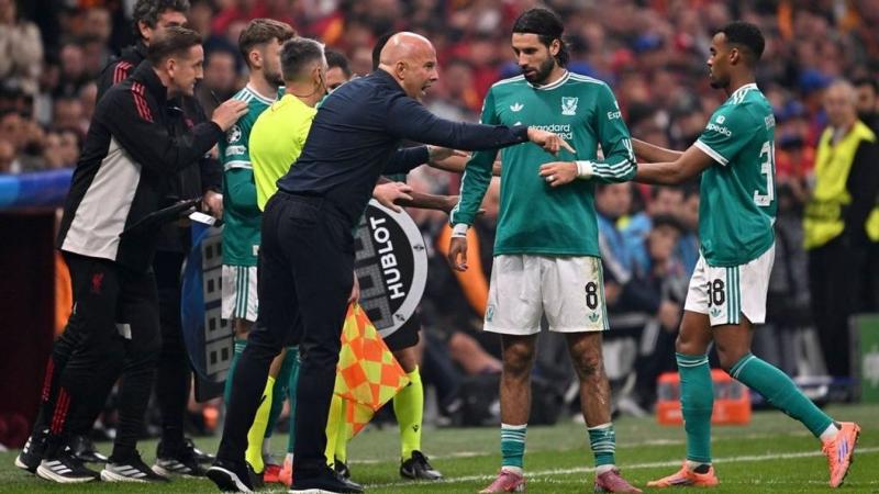 Szoboszlai Dominik jelenleg a Liverpool csapatának egyik biztos pillére, azonban a szurkolók nosztalgiával tekintenek a régi ikonikus játékosokra, akiket szeretnének viszontlátni a klub színeiben.