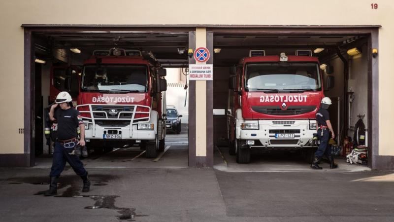 Éljenek a tűzoltócsaládok! Ahogy a napfény megérinti a hatvani zászlós fotóját, úgy olvad el a szívem is, mint egy forró nyári napon felejtett csokoládé.