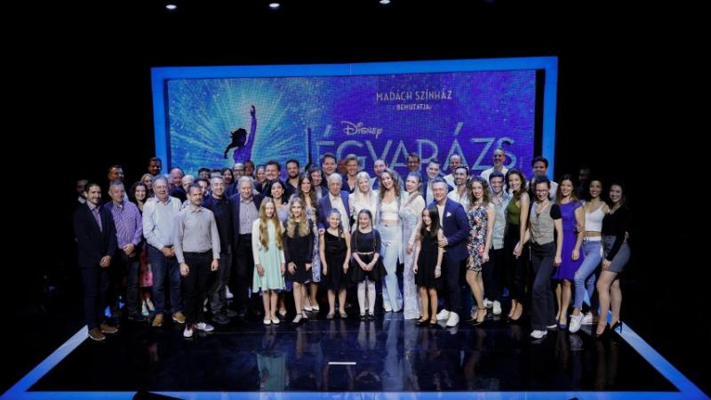 Különleges esemény vár ránk a Madách Színházban, hiszen ősszel debütál a varázslatos Jégvarázs musical! A Disney népszerű mesevilága életre kel, és egy felejthetetlen előadás keretében élhetjük át Anna és Elsa kalandjait. Ne hagyd ki ezt a lenyűgöző produ