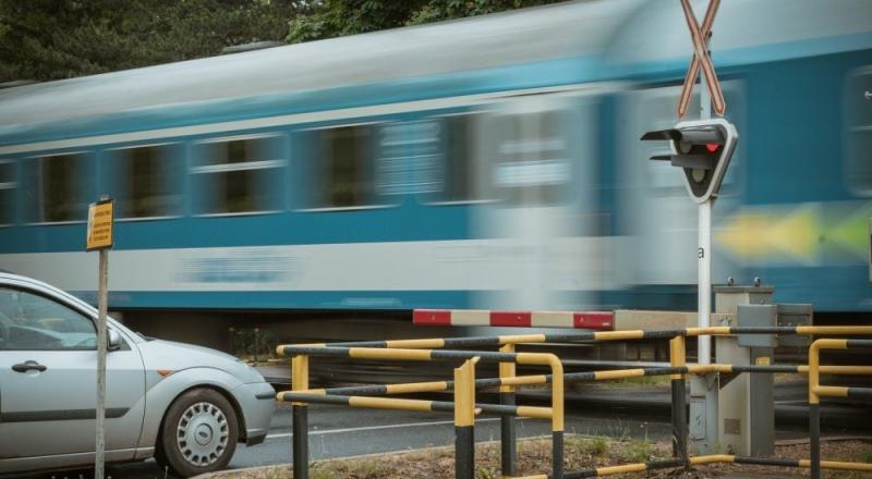 Ma nem éppen a MÁV napja van: a vécé elromlott, és az Intercity is megállt egy pisiszünetre.