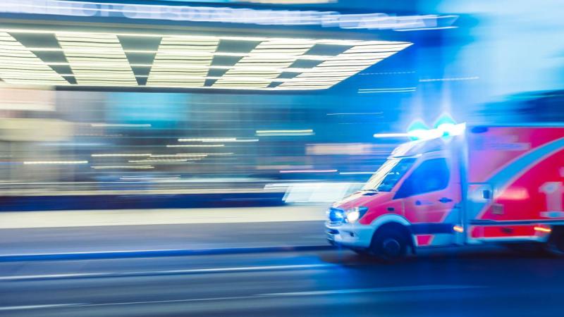 Szívszorító tragédia történt Kalocsán: egy mindössze 2 éves kisgyermek vesztette életét egy baleset következtében. Az ilyen fájdalmas események rávilágítanak, mennyire törékeny az élet és mennyire fontos a figyelmünk és óvatosságunk a legkisebbek körül.