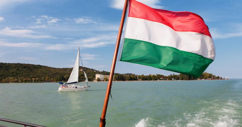 A Németországból útnak indult repülőgép, miközben a Balaton irányába közelített, lélegzetelállító panorámát kínált az utasok számára. A kék víz tükre csillogott a napfényben, és a környező táj varázslatos szépsége mindenkinek elragadta a szívét.