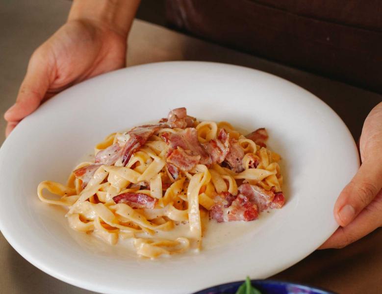 A kórházba került gyermekek számára egy különleges élményt nyújtottak: az étkezés során ízletes carbonarával kedveskedtek nekik.