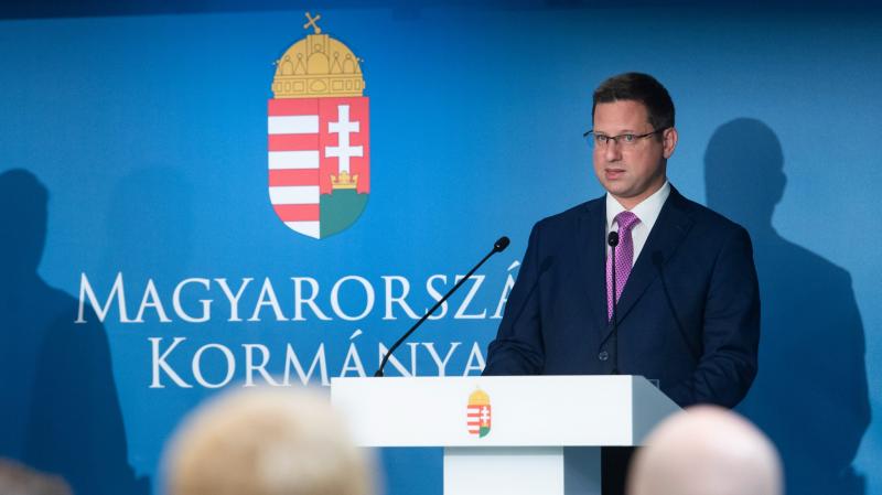 Gulyás Gergely a Kormányinfón bejelentette, hogy egy hét múlva elindul az Otthon Start program, és az árréstopokat is meghosszabbítják.