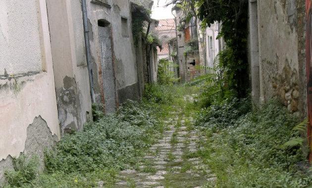 Apice Vecchia, a 20. század Pompeije, egy elfeledett időutazás színhelye, ahol a múlt titkai és a jelen kihívásai találkoznak. Ez a kis település, amely a vulkáni aktivitás következtében került a történelem homályába, nem csupán romokkal teli terület, han
