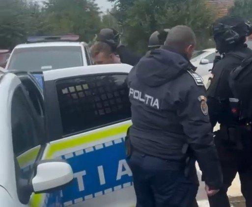 Egy Kolozs megyei férfi pisztollyal és teleszkópos bottal riogatott, aminek következtében a rendőrök gyorsan intézkedtek és lecsaptak rá. Az eset részletei izgalmasan alakultak, és a hatóságok azonnal reagáltak a fenyegetésre.