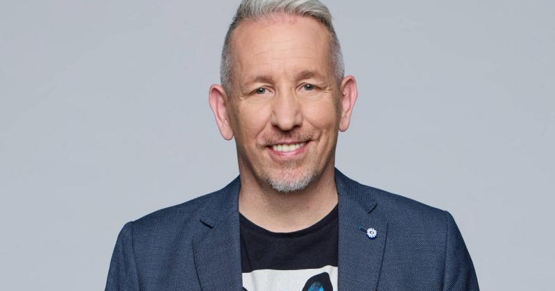 Sárközi Ákos felesége, Évi, lenyűgöző fekete bőrszerkóban tündökölt, igazi vagánysággal. Természetes szépsége egyedülállóan vonzóvá tette, és mindenki figyelmét magára vonta.