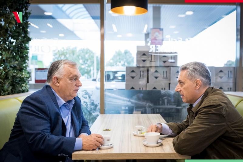 Orbán Viktor és Lázár János felfedezőútra indultak, amikor egy hangulatos út menti kávézó hívogató teraszára leltek. A napfény lágyan simogatta az arcukat, miközben a kávézó illatos kávéja és friss péksüteményei csábították őket. A fapadok és a virágokkal