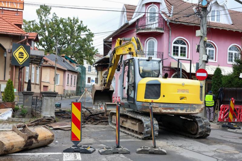 A Székelyudvarhelyen tapasztalható forgalmi problémák hátterében egy elbontott híd áll, amely jelentős kihívások elé állítja a város lakóit. A forgalom átterelése és az alternatív útvonalak keresése mindennapi nehézségeket okoz, így a helyieknek türelemme