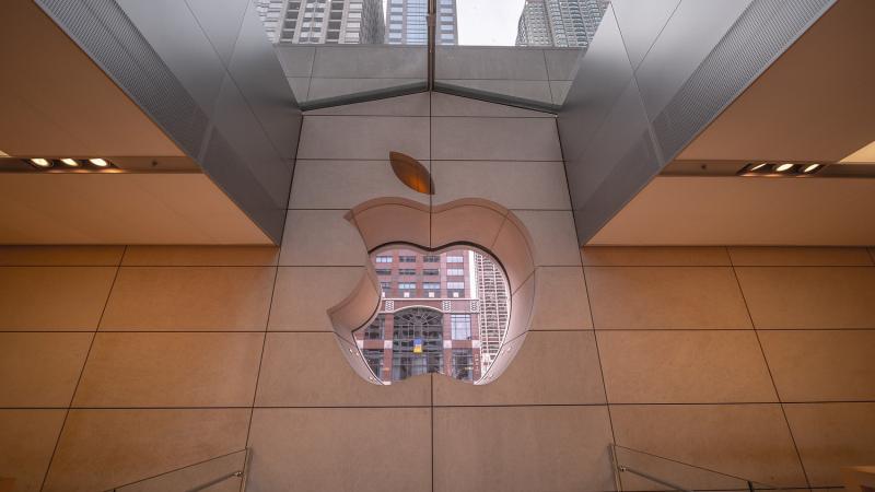 Kínába látogatott az Apple vezetője, ahol jelentős bejelentést tett, amely sokakat izgatott.