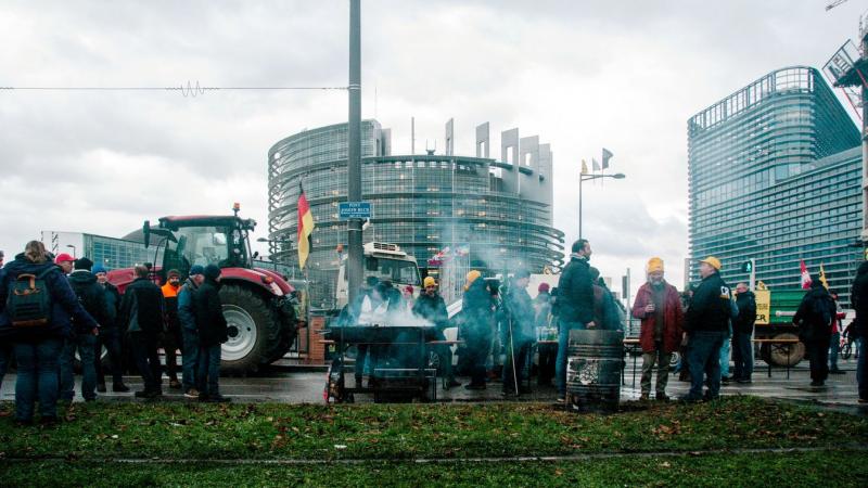 Az uniós gazdák demonstrációs akciókra készülnek Ursula von der Leyen javaslatai kapcsán.