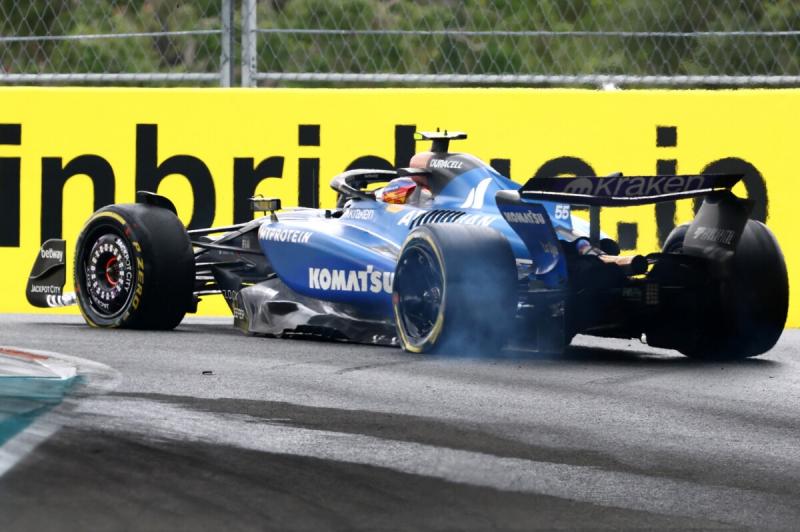 Egy merész javaslattal szeretném felforgatni az F1-es sprintek világát, hogy még izgalmasabbá és kiszámíthatatlanabbá váljanak. Mi lenne, ha bevezetnénk egy véletlenszerű elemet a versenyek forgatókönyvébe? Például, a verseny előtt sorsolhatnánk ki egy kü