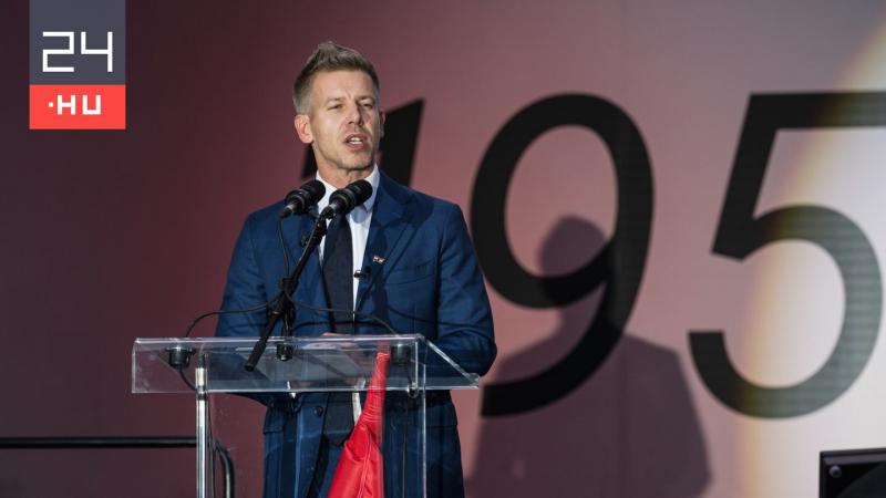 Magyar Péter éppen ott mondaná el beszédét, ahol 1989-ben Orbán Viktor tette, ezzel is hangsúlyozva a történelem folytatódását és a hagyományok átörökítésének fontosságát.