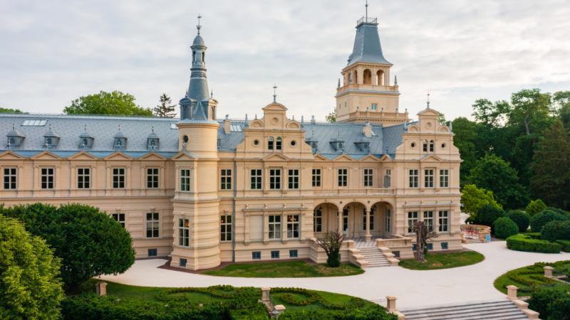 **6+1 Mesés Őszi Túratipp: Látogatható Kastélyok Magyarországon, Amiket 2025-ben Kihagyhatatlanul Érdemes Felkeresni**

Ahogy az őszi levelek színesednek, és a természet varázslatos átváltozásba kezd, érdemes felfedezni hazánk gyönyörű kastélyait, melyek 