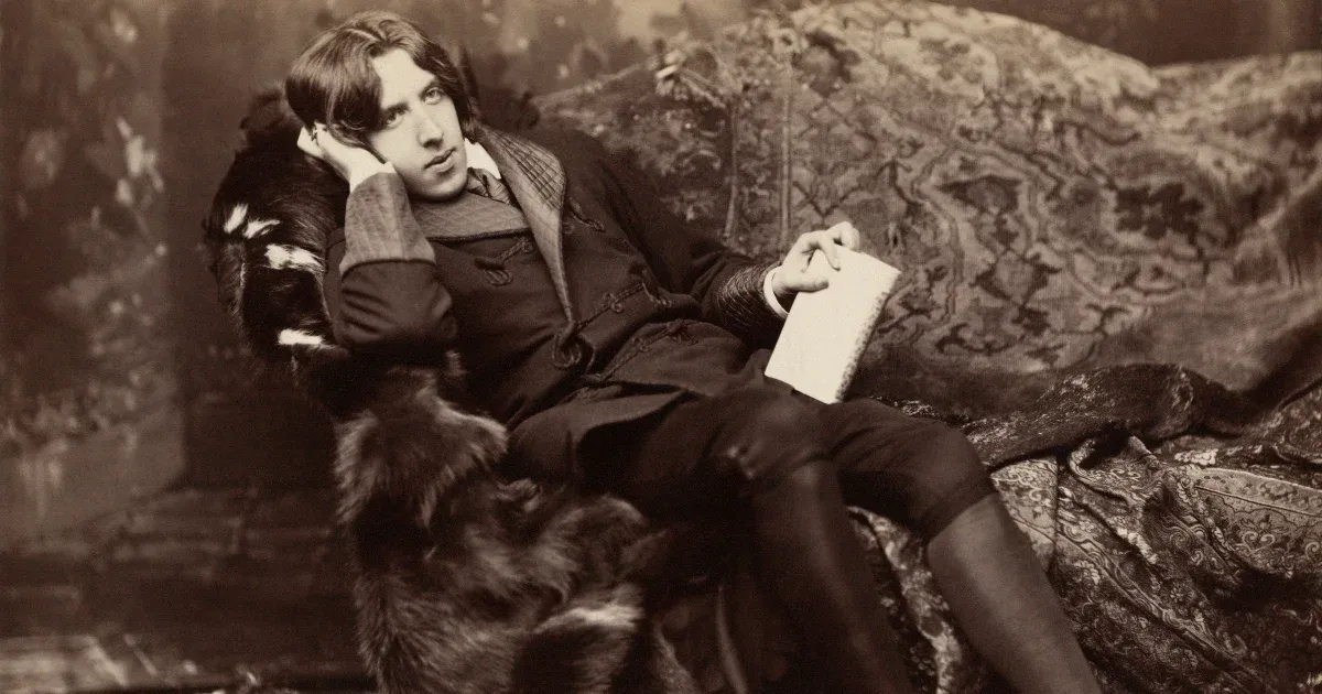 Oscar Wilde frissen megszerzett olvasójegye a British Librarytől egy új fejezetet nyitott az író életében. Ezzel a különleges belépővel nem csupán a könyvek világába léphetett be, hanem a tudás és inspiráció tárházába is, ahol a múlt és a jelen találkozik